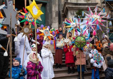 Geleneksel halk sanatkarları geçit töreni ve Lviv 'de Noel yıldızları