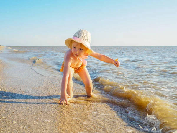 Anak perempuan dengan topi panama dan celana dalam untuk mandi di laut — Stok Foto