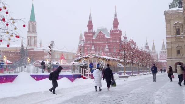 Vista da pista de gelo na Praça Vermelha durante uma queda de neve em um dia de inverno. — Vídeo de Stock