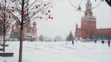 Soğuk bir kış günü kar yağarken Kremlin manzarası.