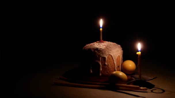 复活节蛋糕，复活节彩蛋，教堂蜡烛在黑暗中摇曳的火焰. — 图库视频影像