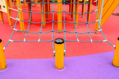 İp tırmanma çerçeveli oyun alanı