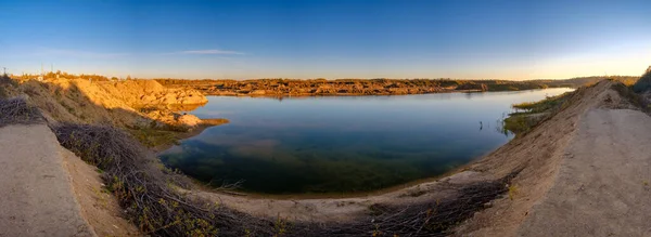 Terk edilmiş taş ocağının manzarası Mars 'a benziyor. — Stok fotoğraf