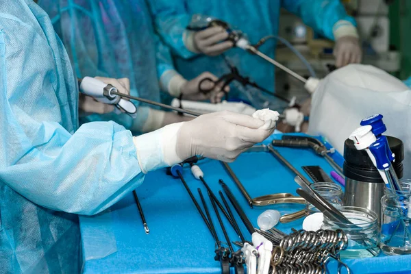 O cirurgião tem nas mãos um manipulador laparoscópico cirúrgico. — Fotografia de Stock