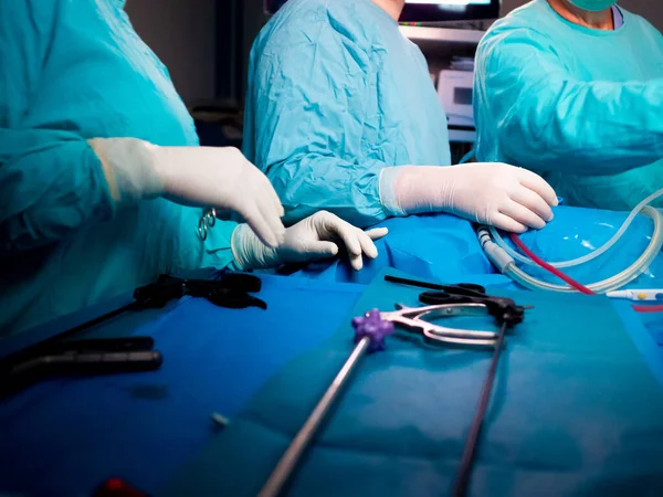 Manos de cirujanos con guantes estériles durante una operación quirúrgica. —  Fotos de Stock