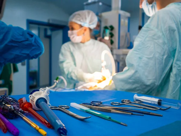 Instrumentos cirúrgicos esterilizados e instrumentos em uma mesa azul. — Fotografia de Stock