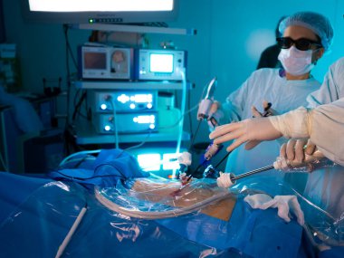 Cerrahın eli ameliyat sırasında tıbbi bir alet tutuyor..