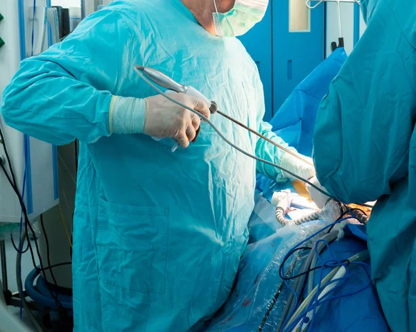 Manipulador quirúrgico laparoscópico en la mano del cirujano. —  Fotos de Stock
