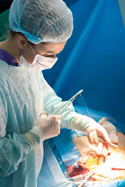 El cirujano completa la cirugía y sutura la piel de los pacientes — Foto de Stock