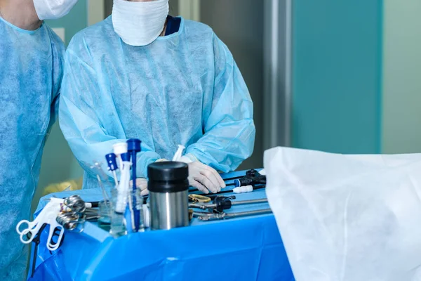 Manos de cirujanos en guantes quirúrgicos e instrumentos quirúrgicos estériles — Foto de Stock