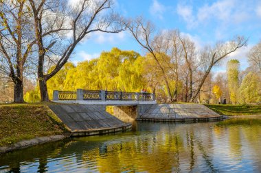 Sonbaharda Moskova 'daki Novodevichy Gölü üzerindeki yaya köprüsü