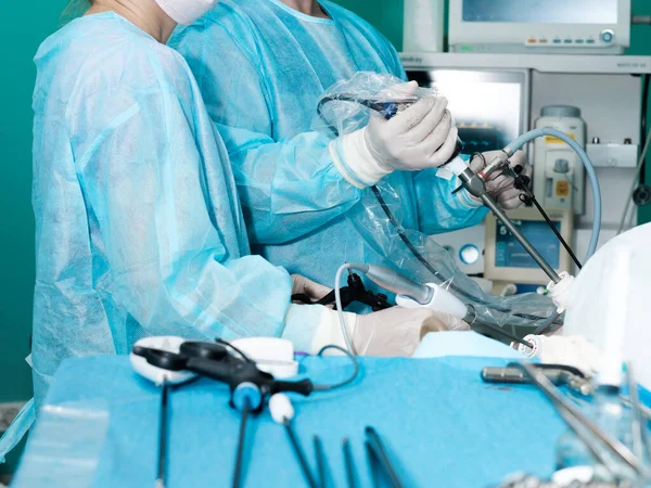 Instrumento médico en manos de un cirujano —  Fotos de Stock