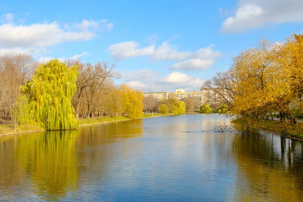 Vista panorámica del estanque de la ciudad en un día soleado de otoño. — Foto de Stock