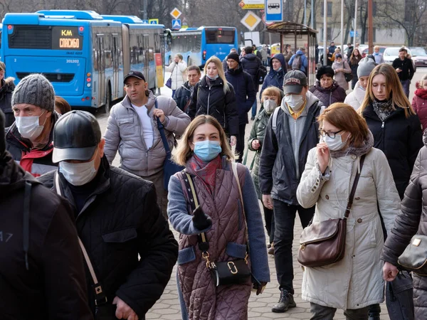 Yolcular Novye Cheryomushki metro istasyonunda otobüsten inin..