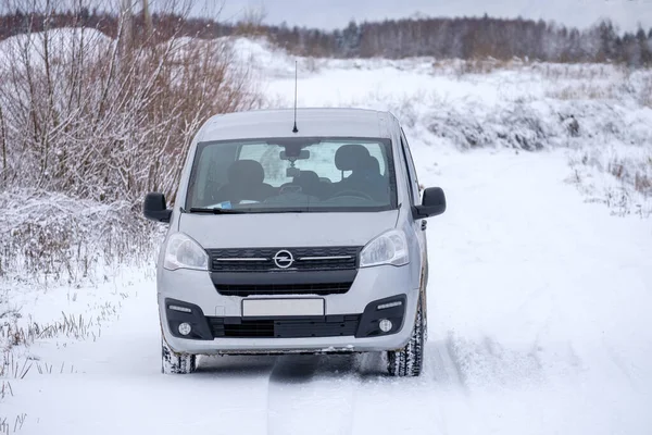 Opel Combo Life coche en una carretera cubierta de nieve. — Foto de Stock