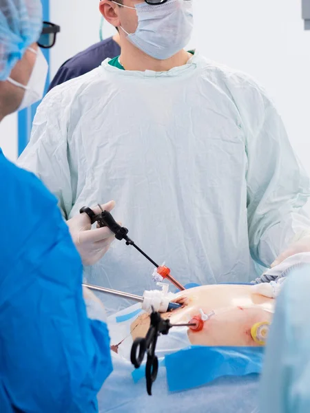 Cirujanos realizan cirugía laparoscópica usando instrumentos médicos especiales. —  Fotos de Stock