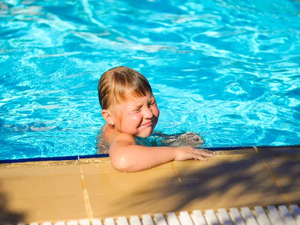 Anak yang bahagia berenang dan mandi di kolam renang pada hari yang cerah. — Stok Foto