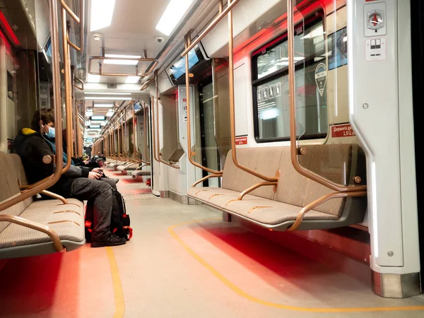 Passagiers in de metro met beschermende maskers tegen de omicron covid-stam. — Stockfoto