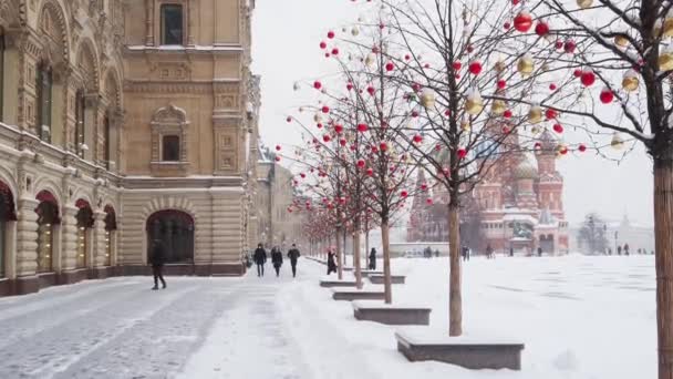 Panorámás kilátás a Vörös térre hóesés idején egy téli napon. — Stock videók