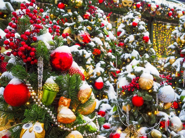 Рождественские деревья, украшенные красочными шарами в реальном снегу — стоковое фото
