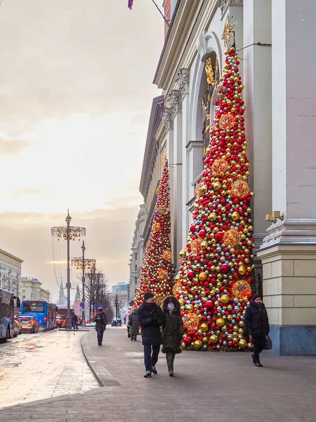 The building of the Moscow City Hall decorated with New Year trees. — Stock Photo, Image