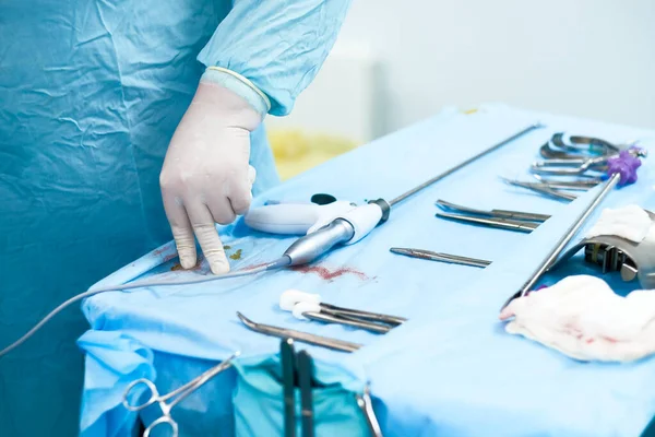 Selektivní zaměření na ruku chirurga ve sterilní rukavici. — Stock fotografie