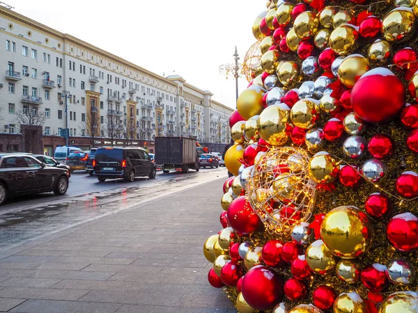 New Years installations of colorful balls on a street in Moscow. — Stock Photo, Image