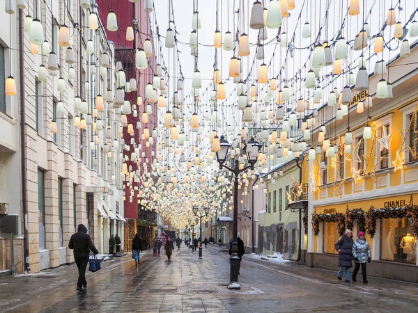 Stoleshnikov lane decorated with numerous Christmas lanterns on a winter day. — Stock Photo, Image