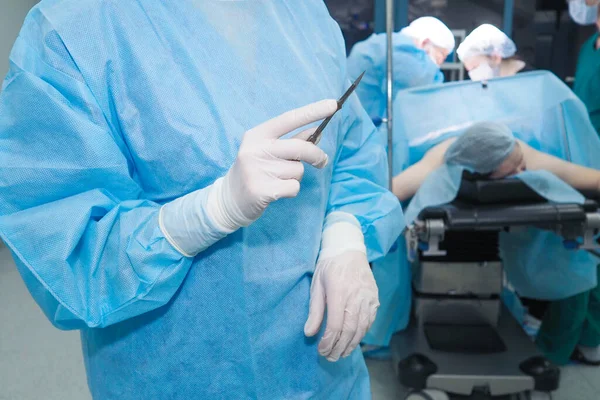 Primer plano de una mano de cirujanos sosteniendo un bisturí. — Foto de Stock