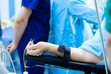 Ameliyat sırasında insan parmağında nabız oksimetresi..