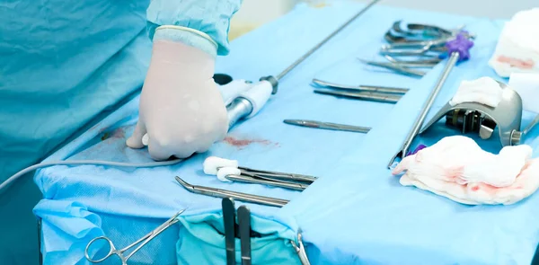 Szelektív fókusz a steril kesztyűt viselő sebész kezére. — Stock Fotó