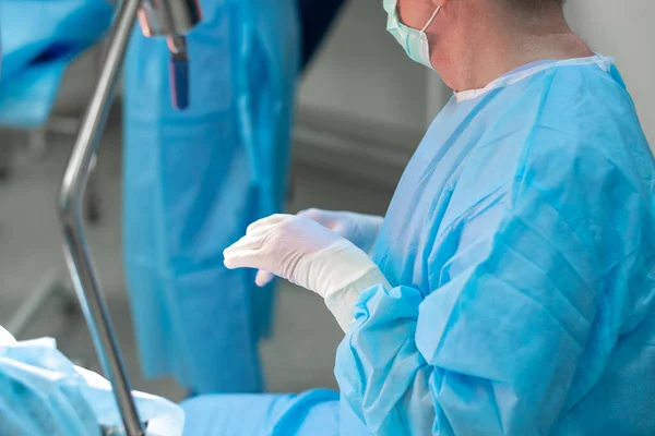 Un médico uniformado está listo para iniciar la cirugía. — Foto de Stock