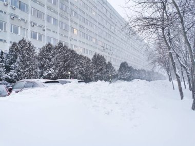 Şehir üstüne kar ve kar fırtınası.