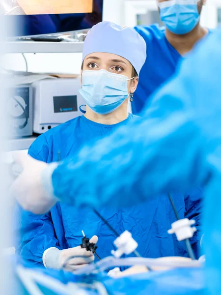 Retrato de una cirujana durante la cirugía laparoscópica. — Foto de Stock