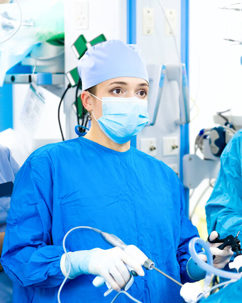 Портрет женщины-хирурга в хирургической форме во время операции.