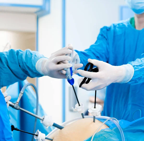 Händer kirurger med kirurgisk utrustning. — Stockfoto