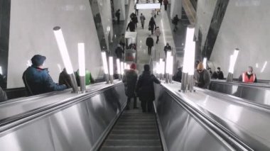 Yürüyen merdivendeki insanlar Vorontsovskaya metro istasyonuna gidiyor..