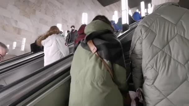 Pasażerowie poruszają się po ruchomych schodach w moskiewskim metrze. — Wideo stockowe