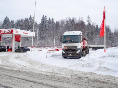 Bir Mercedes-Benz tankı Lukoil benzin istasyonunda yakıt boşaltıyor..