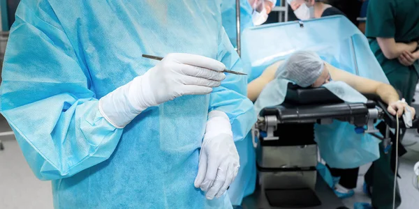 Cirujano con bisturí en quirófano. — Foto de Stock