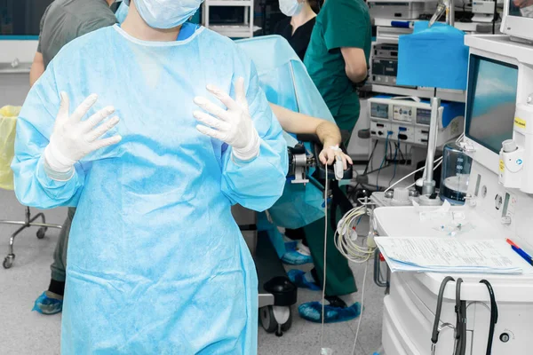 Chirurg v rukavicích s roztaženými prsty na operačním sále. — Stock fotografie