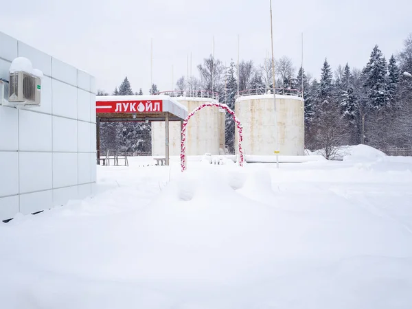 Tangki bahan bakar di pompa bensin Lukoil pada hari musim dingin. Stok Gambar Bebas Royalti