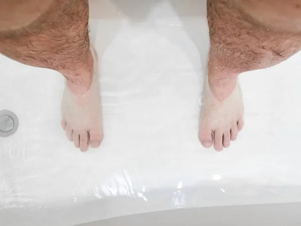 Enfoque Selectivo Los Pies Masculinos Agua Transparente Baño Vista Desde — Foto de Stock