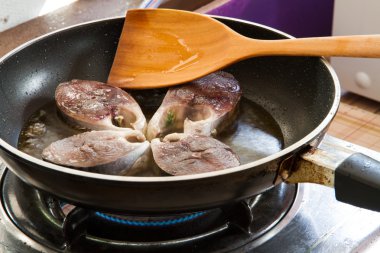 split longtail ton balığı kızarmış.