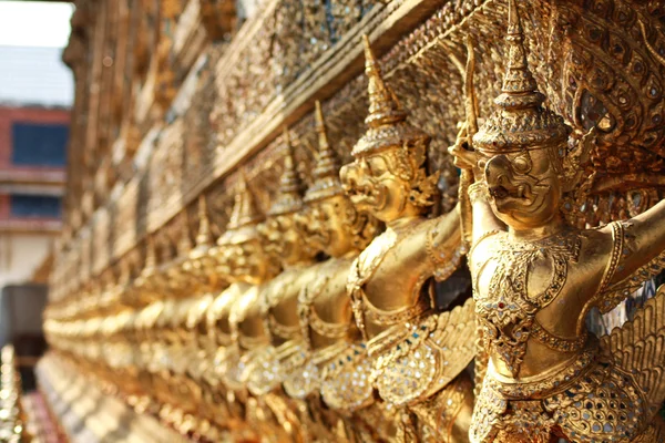Guld garuda statyer på templet wat phra kaew. — Stockfoto