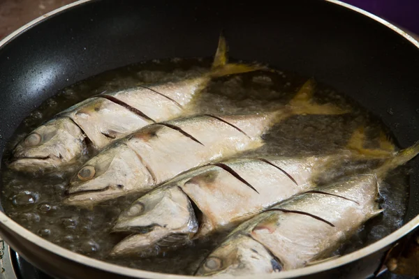 Cavala frita em uma panela . — Fotografia de Stock