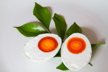 haşlanmış yumurta yarıya tuzlu.