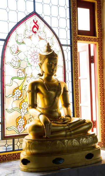 Golden Buddha statue — Stock Photo, Image