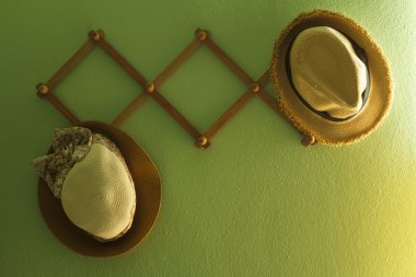 kancaya asılı şapka