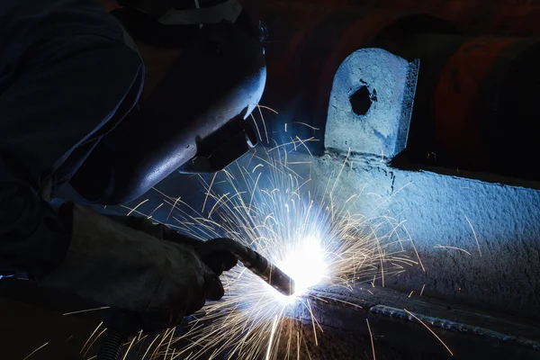 Welding steel structure in workshop — Stock Photo, Image